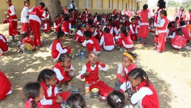 Lunsjpause på skolen i Bahir Dar i Etiopia
